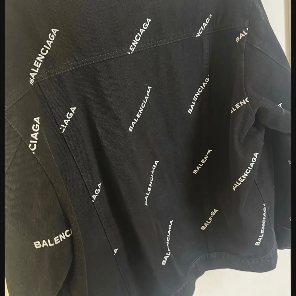 Balenciaga Logo-Emblazoned Black Jacket - Picture 3 of 3